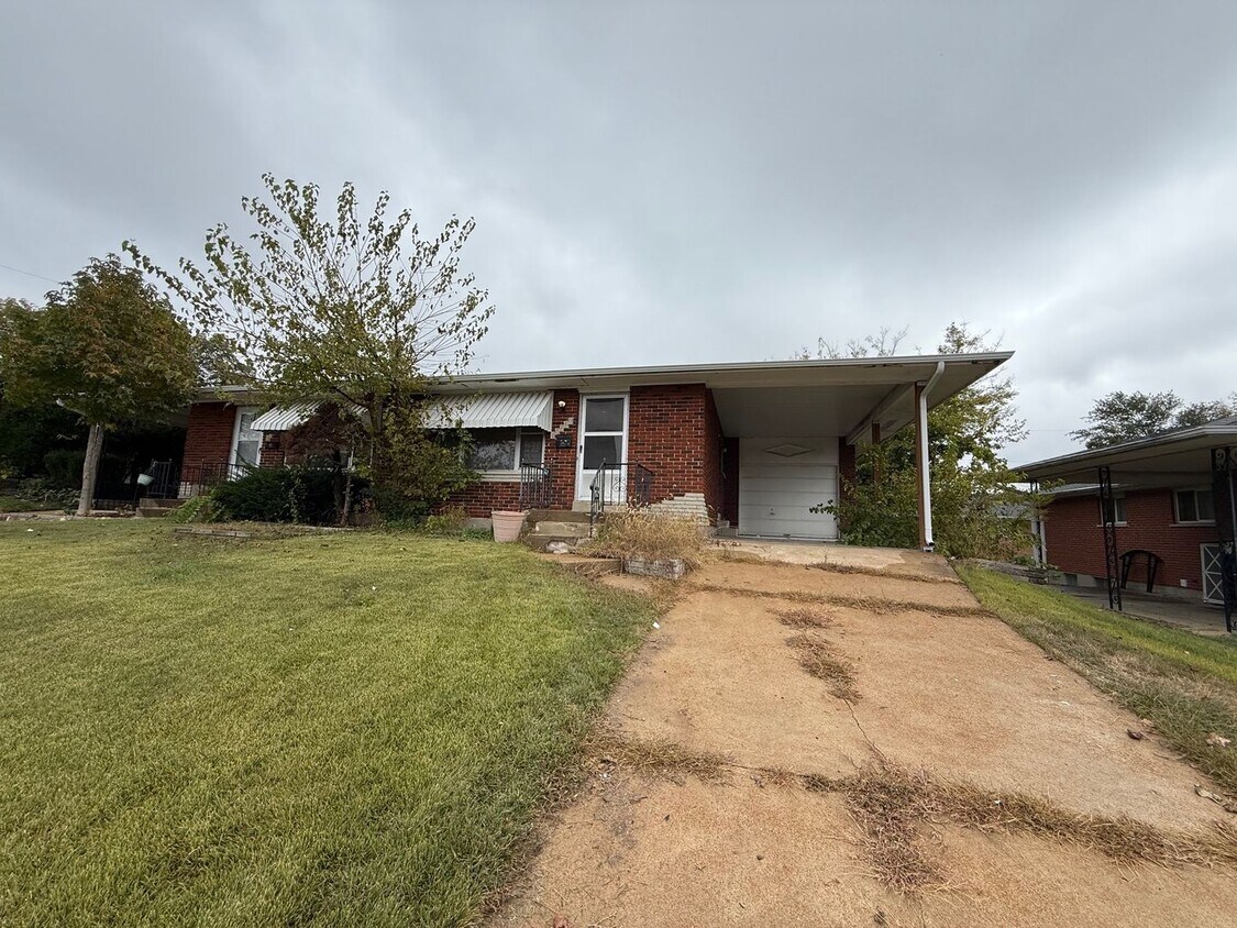 Foto principal - Charming 2-Bedroom Duplex with Modern Upda...