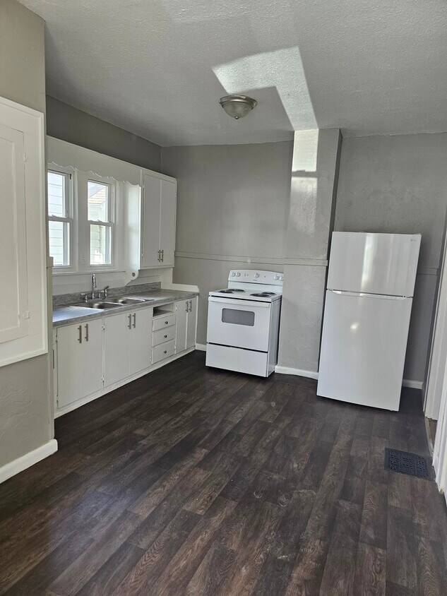Kitchen w/ new appliances - 811 E 29th St