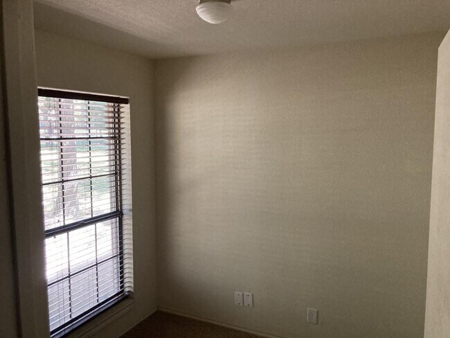 Foto del edificio - 16413 Surrey Ln