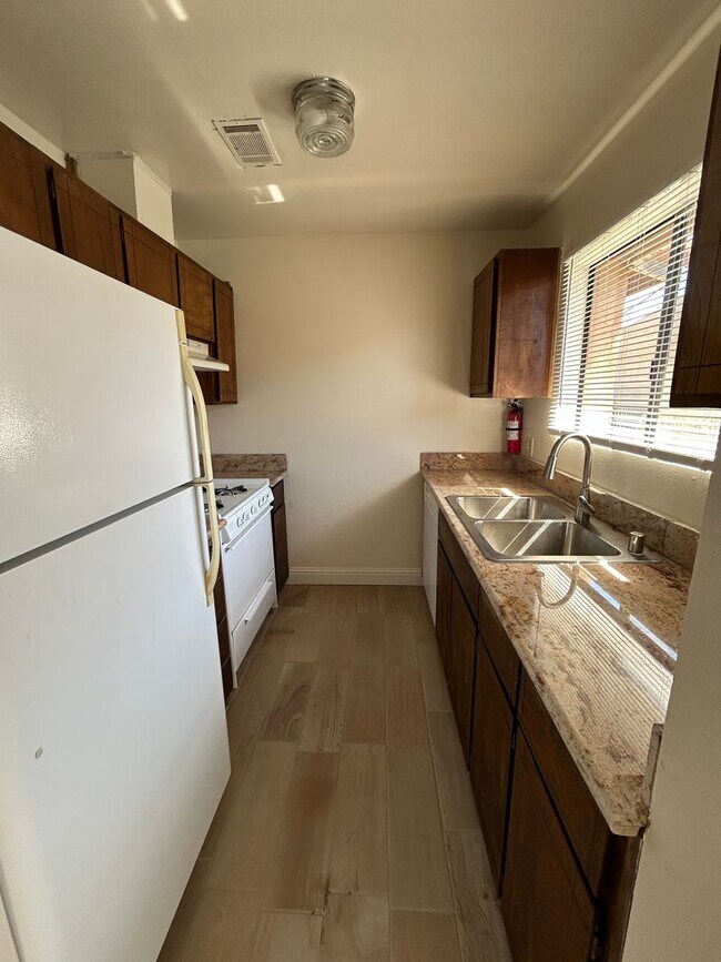 Foto del edificio - Spacious and upgraded 2 bedroom 1 bath, unit in Villa Verde Condominiums.