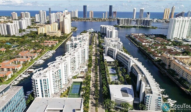 Foto del edificio - 2950 NE 188th St