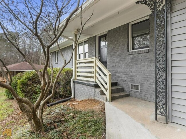 Building Photo - 1008 Woodward Cir SW