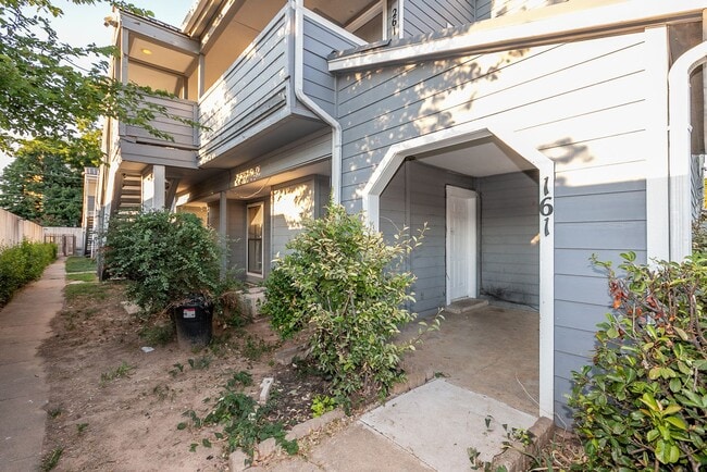 Building Photo - Spacious 1-Bedroom Apartment in South Tuls...