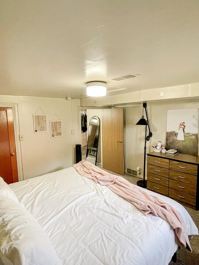 Building Photo - 825 E 820 N