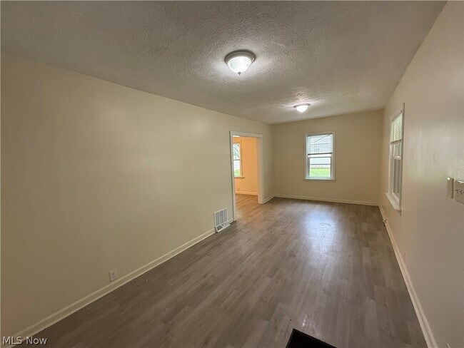 Foto del edificio - 404 Noah Ave