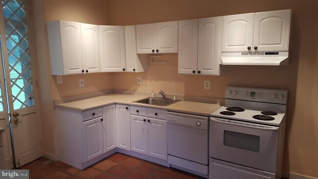 Building Photo - 3120 Manor Ln