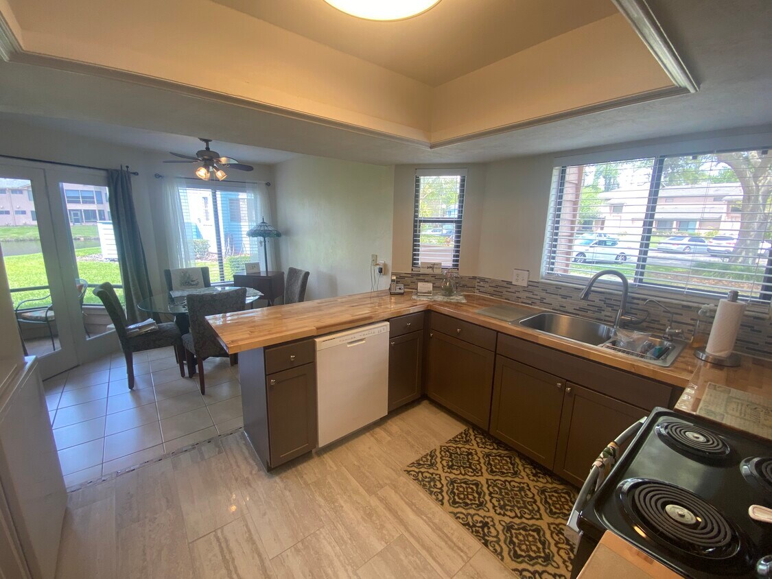 Primary Photo - 130 Blue Heron Dr