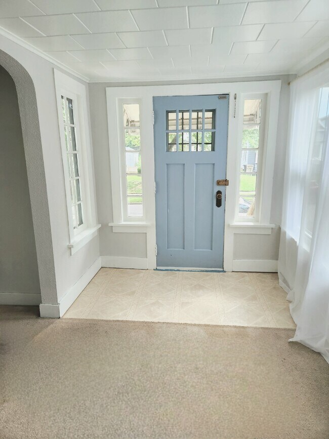 Entry/Sunroom (view 1) - 1026 Emerson Ave