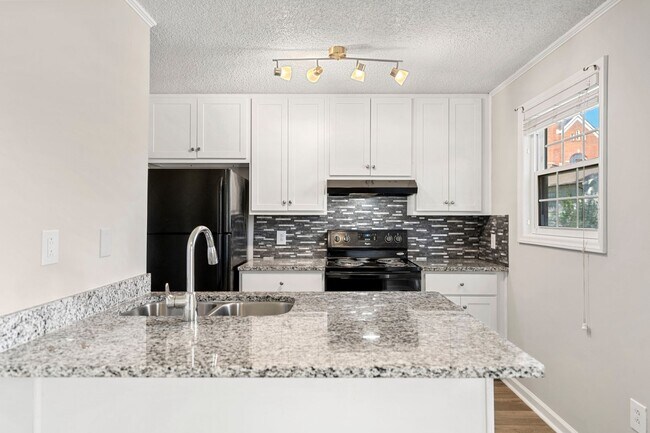 Foto del edificio - Introducing a Charming End Unit Townhouse ...