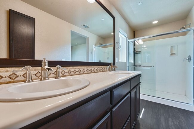 Building Photo - Exceptional 3BR Condo in Folsom! Stylish U...
