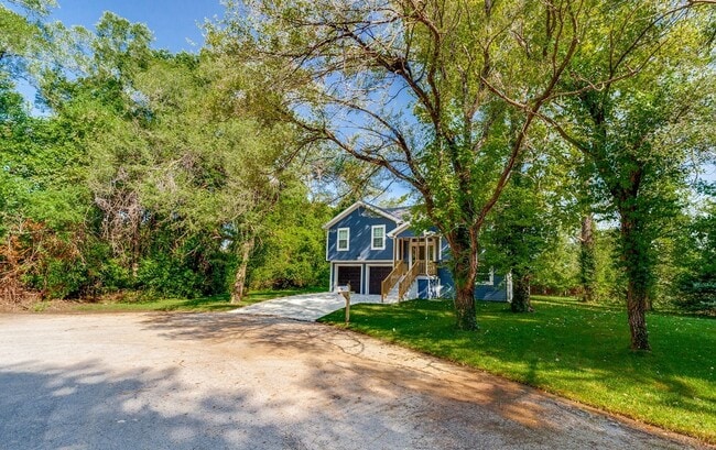 Building Photo - AVAILABLE SOON: Move-In Ready 4-Bedroom Beauty with Modern Finishes & Spacious Yard!