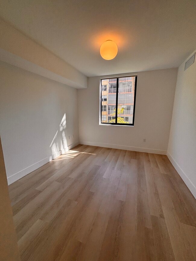 Building Photo - 1541 Van Buren St