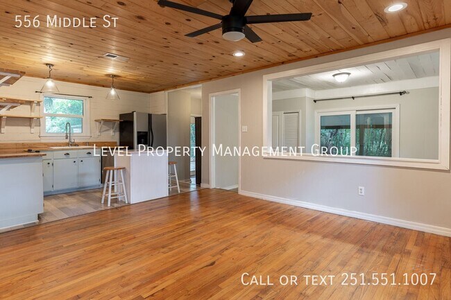 Building Photo - 556 Middle St