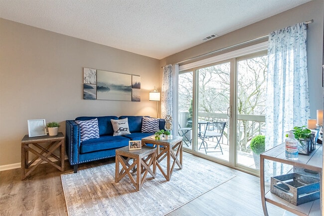 Dakota - Living Room - Ridgewood Apartments