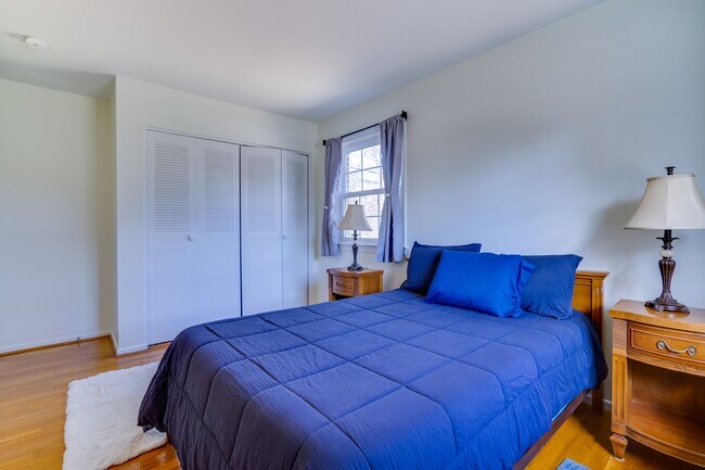 Building Photo - 9215 Cherrytree Dr