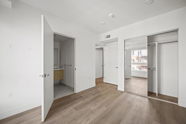 Building Photo - 7050 Hawthorn – Apartments & Co-Living