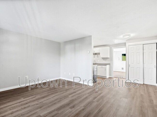 Building Photo - 6814 N Richmond Ave