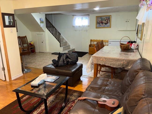 Building Photo - 219 Pellatt Av