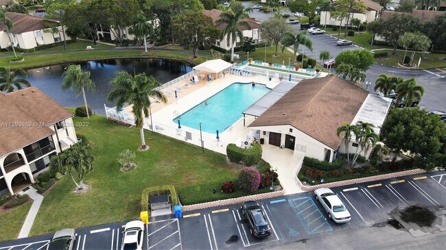 Foto del edificio - 112 Lake Pine Cir
