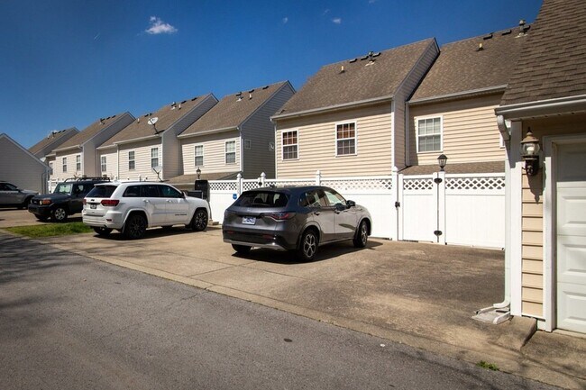 Foto del edificio - 7031 Sunnywood Dr