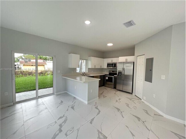 Building Photo - 808 NW 16th Ave