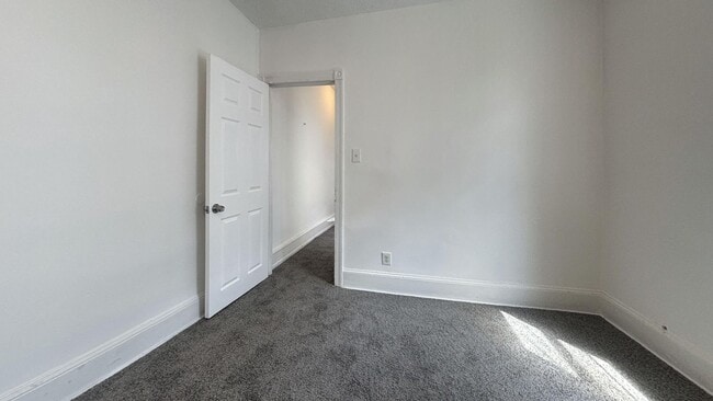 Building Photo - Philly Bi-Level: Modern & Bright