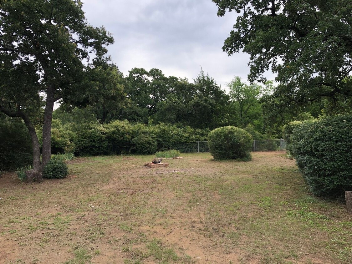 Building Photo - Amazing Cottage near TWU