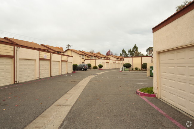 Building Photo - Riverview Town Homes