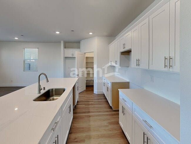 Foto del edificio - 7786 Hickory King Ave