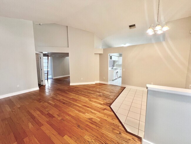 Building Photo - Great Location in New Port Richey w/ Hardw...