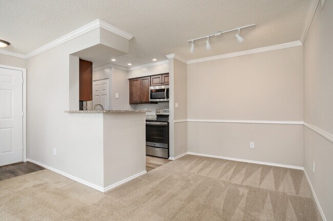 Building Photo - Dunwoody Ridge