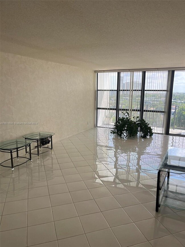 Building Photo - 1000 Parkview Dr