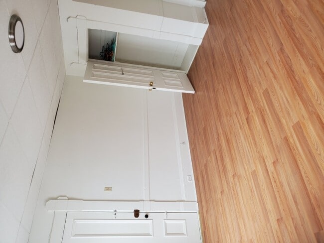 Building Photo - 492 Pine St