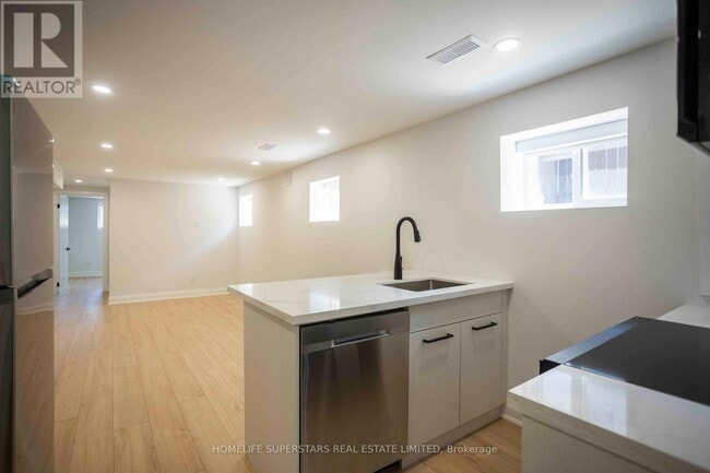 Building Photo - 15 Shademaster Ct