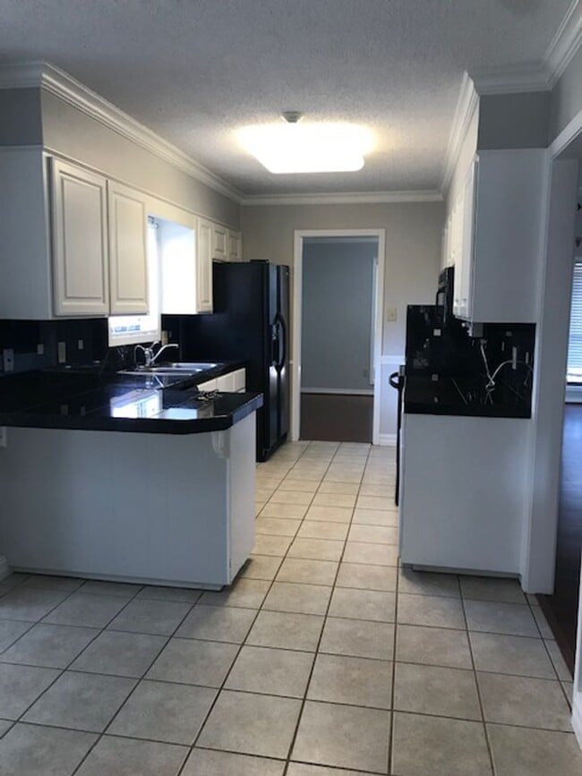 Building Photo - Beatiful 3 bed 2 bath home on West Deborah