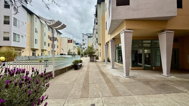 Building Photo - Urban Oasis on Valencia St – 2BR/1BA with ...