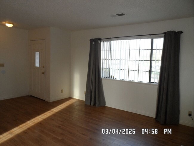 Foto del edificio - 3 Bedrooms, 1.75 Bathrooms, 2 Car Garage, Fully Fenced, Central Air & Heat, Large Lot, Wood Flooring