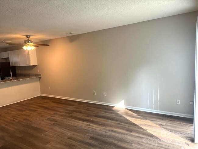 Building Photo - 3912 Briarhill Dr