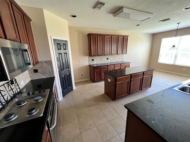 Building Photo - 810 Almond Pointe