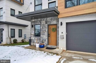 Building Photo - 911 S Oak St