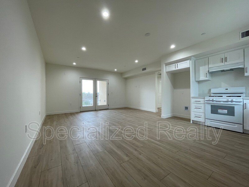 Primary Photo - 11490 Oxnard St