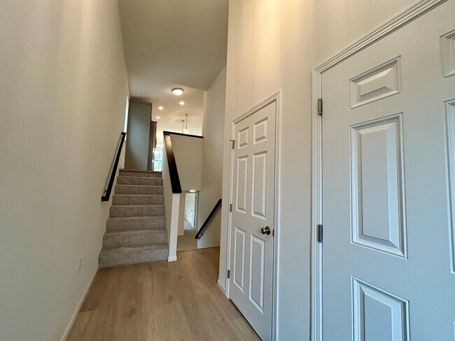 Foto del edificio - Spacious & Stylish 4-Bed Home with Modern Finishes and Attached 2-Stall Garage