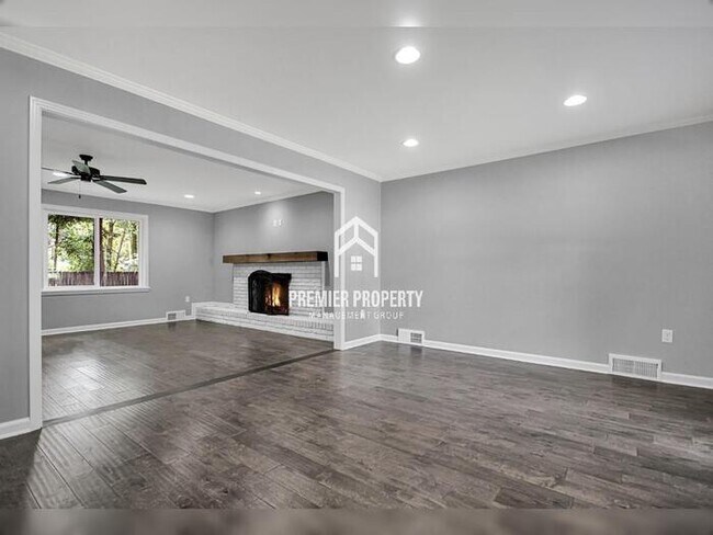 Building Photo - 2131 Hundred Oaks Cove