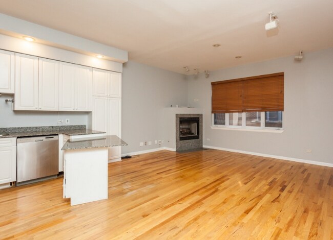 Foto del edificio - 2427 N Clybourn Ave