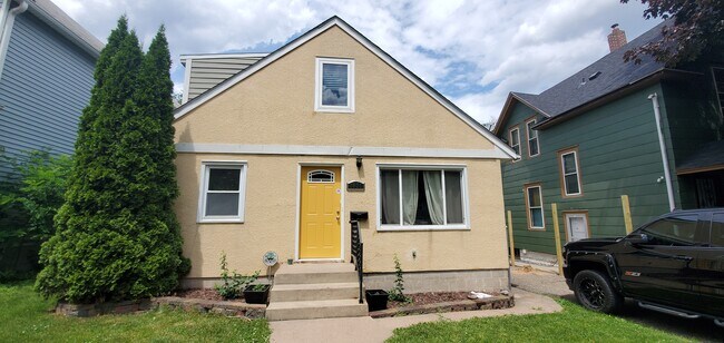 Building Photo - 1071 Burns Ave