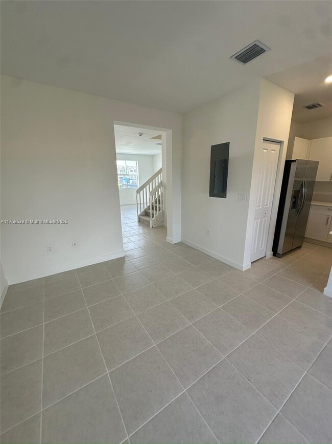 Foto del edificio - $2,450 2848 SE 26 Ter