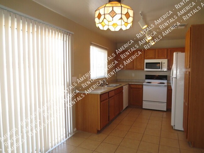 Foto del edificio - Great room 3bd 2bth on a corner lot
