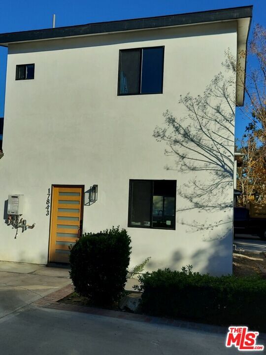 Building Photo - 17843 Tarzana St