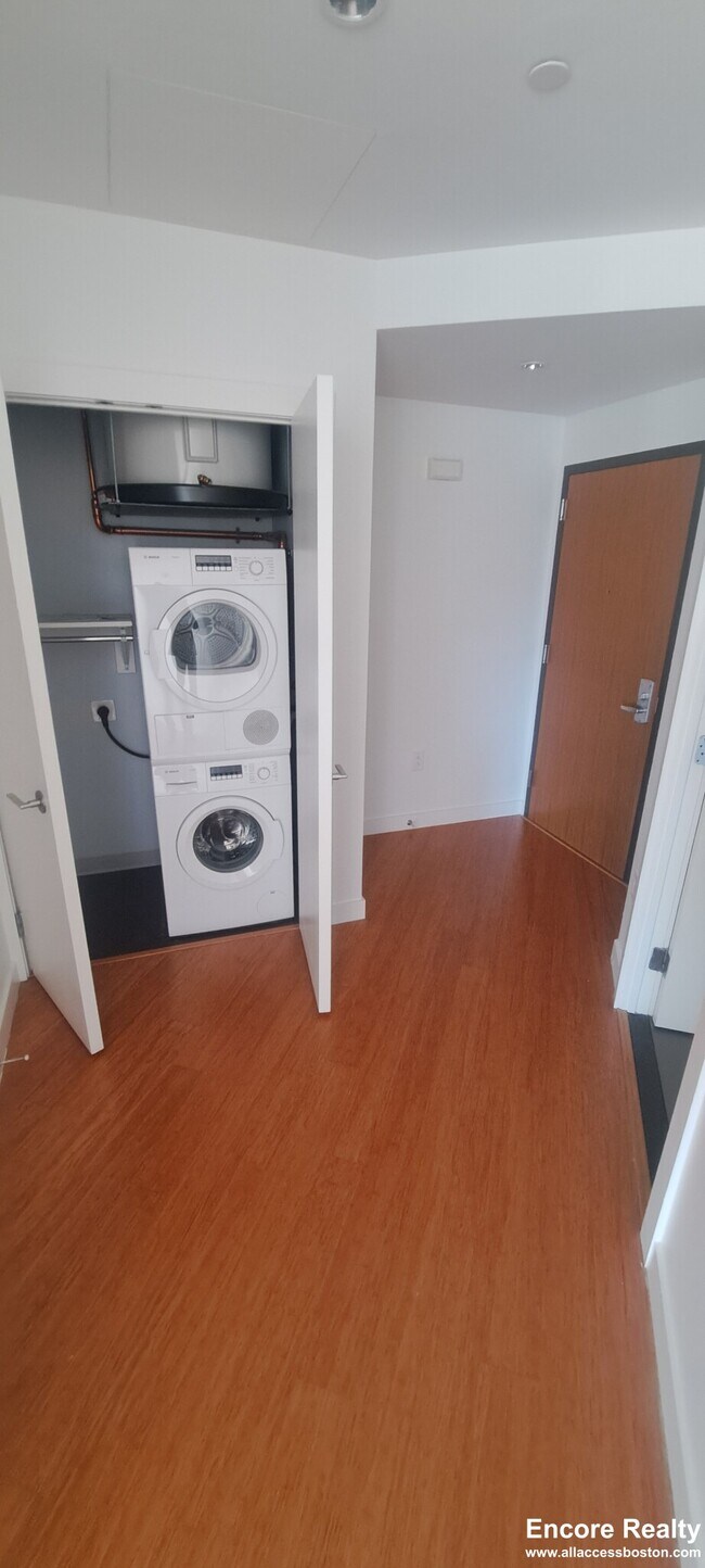 Foto del edificio - 120 Kingston St