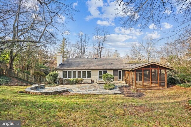 Building Photo - 6154 Beachway Dr